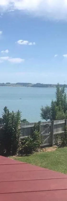 Studio with water views，位于Omokoroa的酒店