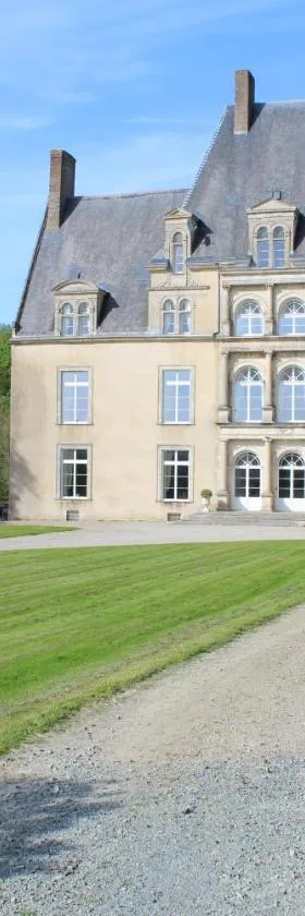 Chateau de la Lucazière，位于Mont-Saint-Jean的酒店