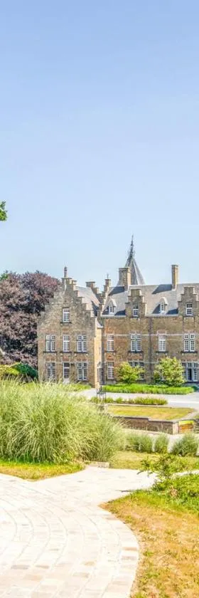 Domaine de Ronchinne - Château et Ecuries，位于Maillen的酒店