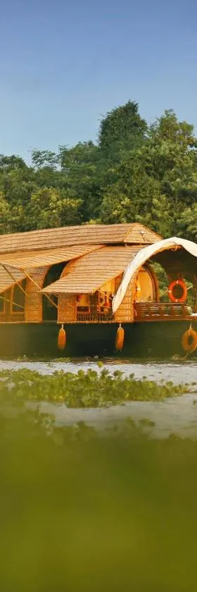 Spice Coast Cruises - Houseboat, A CGH Earth Experience，位于阿勒皮的酒店