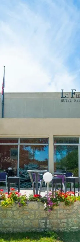 Logis Hôtel & Restaurant Le Fleurance，位于弗洛恩斯的酒店