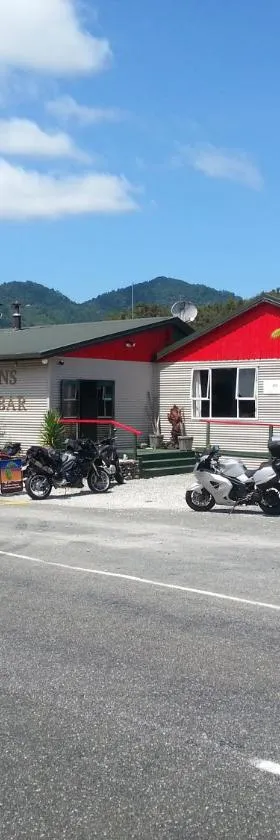 Berlins cafe, bar and backpackers，位于Newton Flat的酒店