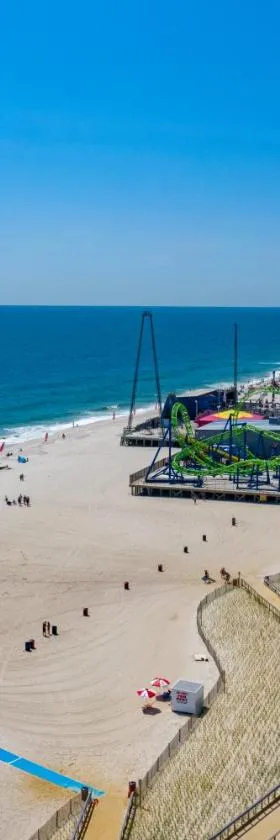 Boardwalk Hotel Charlee & Apartments Beach Hotel Oceanfront，位于希塞德高地的酒店