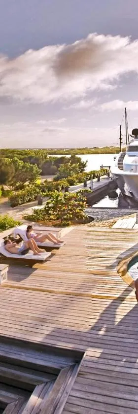 Barefoot Cay Resort，位于罗阿坦的酒店