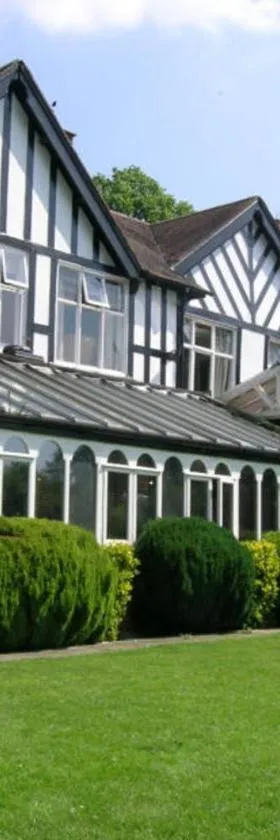 The oaklands hotel，位于Weaverham的酒店