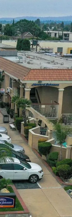 霍华德约翰逊普安那公园大酒店，位于博伟公园的酒店