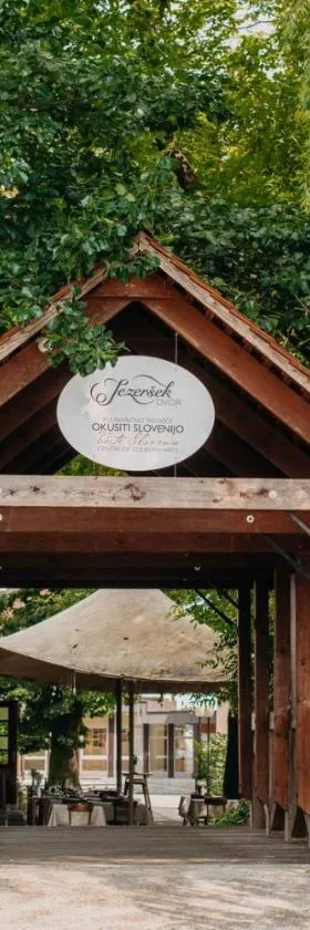 Hotel Dvor Jezersek Brnik，位于戈雷尼斯卡地区采尔克列的酒店