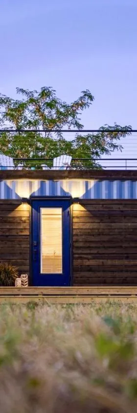 The Shoreline Container Home 12 min to Magnolia Silos and Baylor，位于韦科的酒店