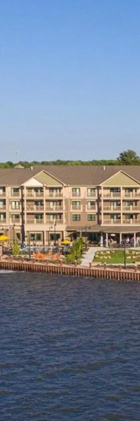 Chautauqua Harbor Hotel - Jamestown，位于Celoron的酒店