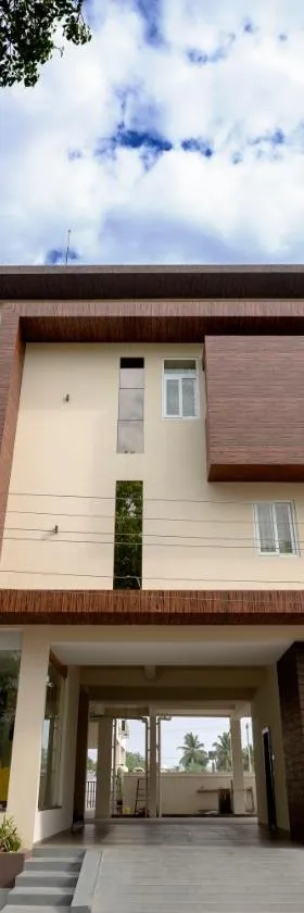Ponnis Hotel，位于帕拉尼的酒店