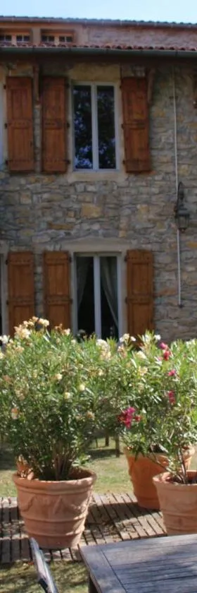 Les Tilleuls，位于Saint-Georges-de-Luzençon的酒店