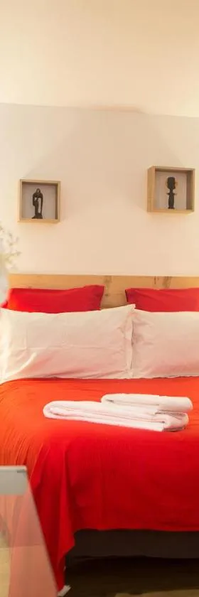 MAISON MAUPAS Chambre Rouge，位于Bellesserre的酒店