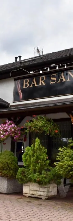 Penzion-Bar Sandra，位于Bělkovice的酒店