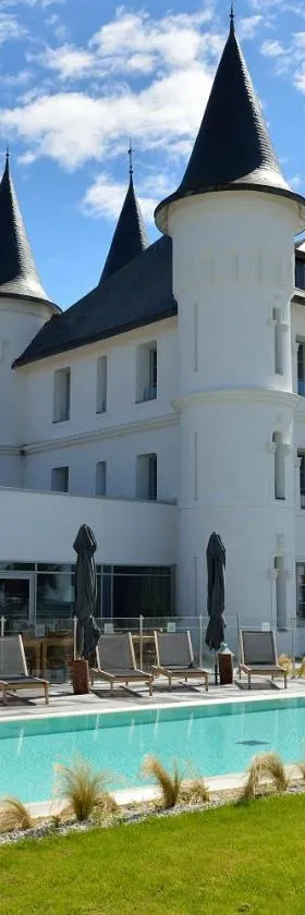 Hôtel Château des Tourelles - Relais Thalasso & Spa，位于波尔尼谢的酒店