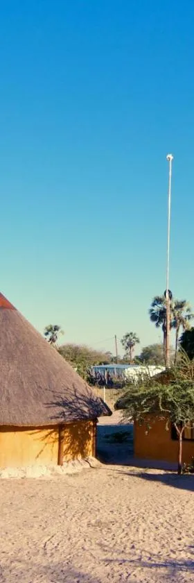 Ongula Village Homestead Lodge，位于Omupumba的酒店