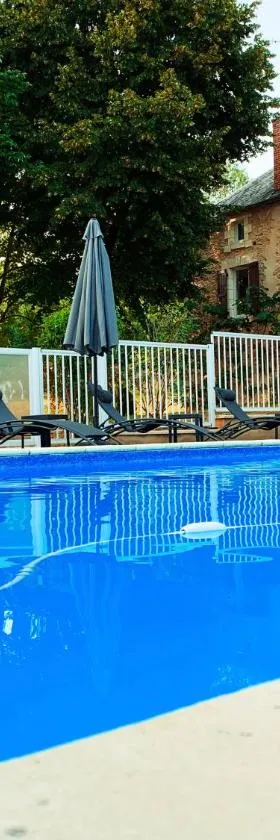 La biche au bois piscine chauffee jacuzzi，位于Cazals的酒店