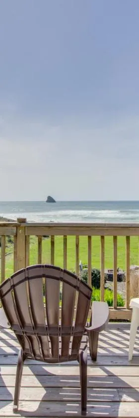 Shoreline Cottage Oceanfront Vacation Rental，位于Cape Meares的酒店
