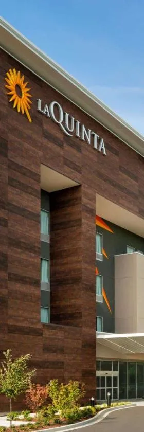 La Quinta Inn & Suites by Wyndham Burlington，位于伯灵顿的酒店