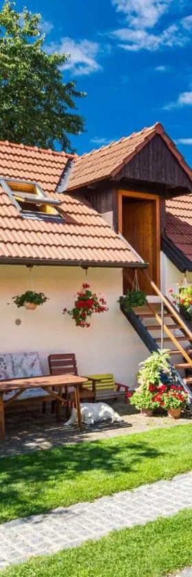 Tradiční český dům s ložnicemi v podkroví，位于Všejany的酒店