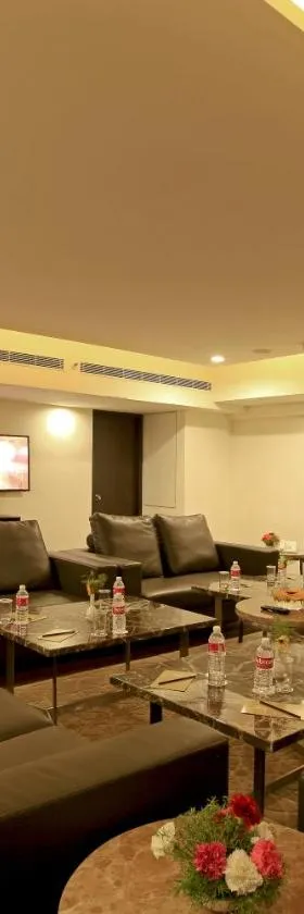 Goutham Grand Hotel，位于Tenāli的酒店