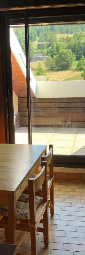 Duplex 6 à 8 couchages calme avec solarium plein Sud，位于昂塞勒的酒店