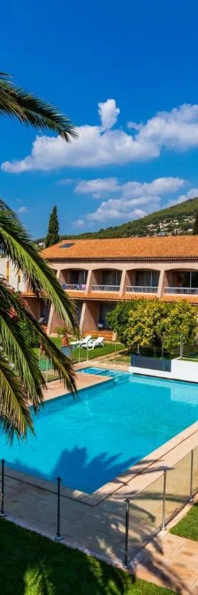 Noemys Toulon La Valette - Hotel restaurant avec piscine，位于拉瓦雷特迪瓦尔的酒店