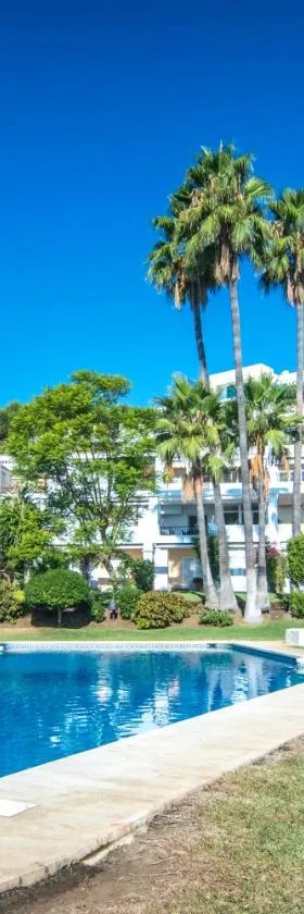 appartement gelegen aan de golfbaan op La Quinta Benahavis Marbella，位于贝纳阿维斯的酒店