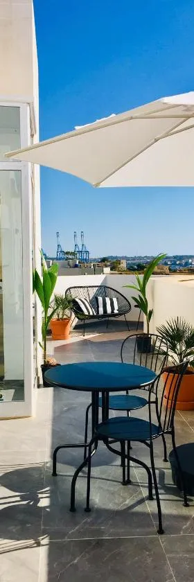 Deluxe Penthouse Charming Location Rooftop Views，位于马尔萨什洛克的酒店