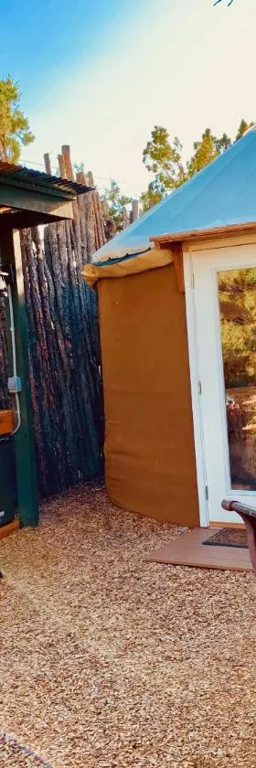 The Yoga Yurta at Sunny Mellow Eco Villa，位于Tijeras的酒店