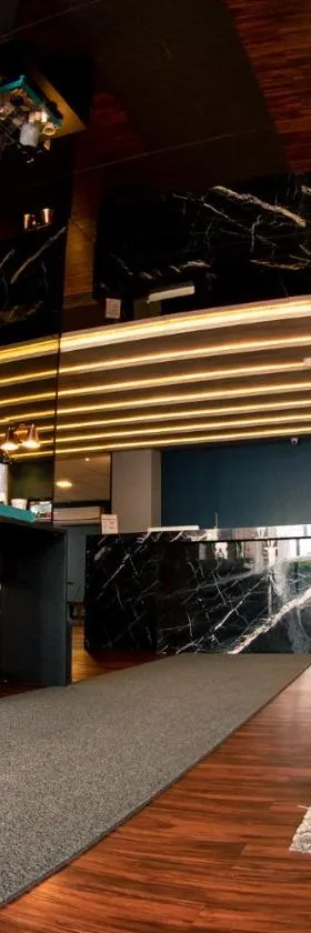 Jockey Class Hotel，位于特雷西纳的酒店