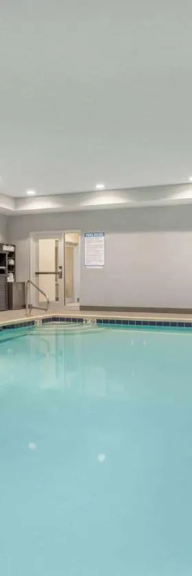 La Quinta Inn and Suites by Wyndham Bloomington，位于布卢明顿的酒店