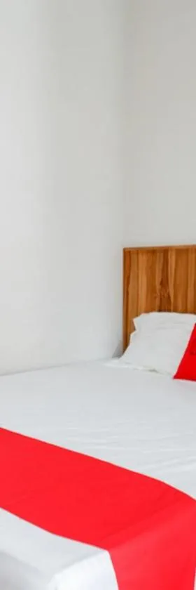 RedDoorz Plus Syariah near Stasiun Tegal 2，位于直葛的酒店