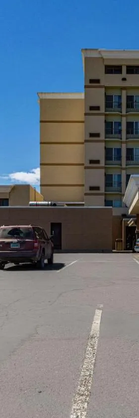 Clarion Hotel Convention Center，位于迈诺特的酒店