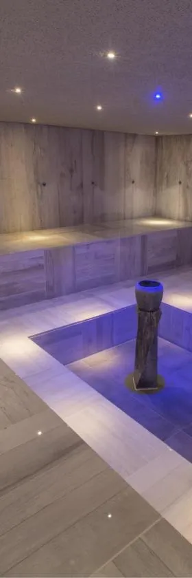 水疗矿物酒店，位于萌纳姆的酒店