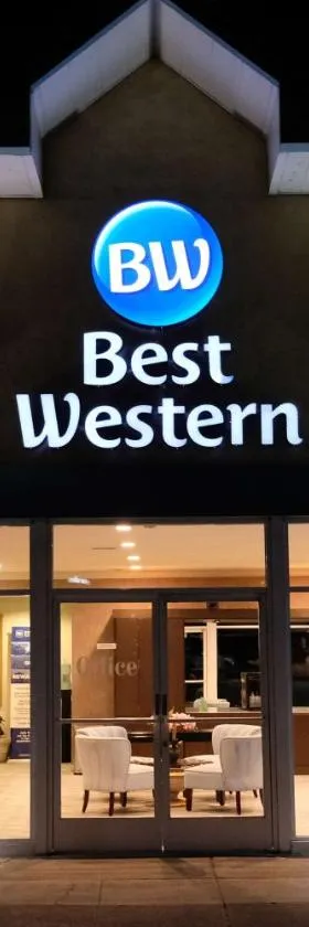 贝斯维斯特红木城酒店，位于红木城的酒店