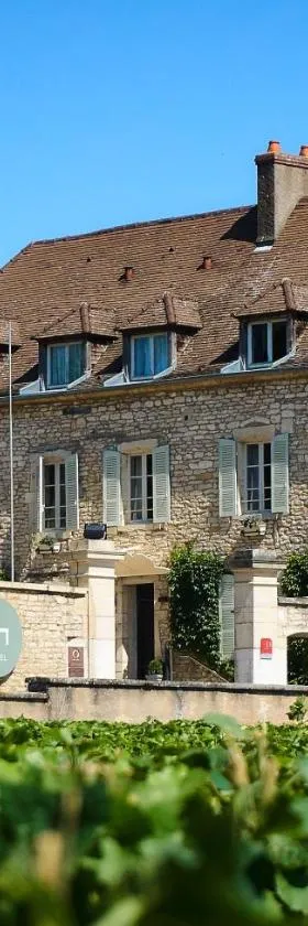 Castel de Très Girard - Hotel & Restaurant - Teritoria，位于莫雷-圣但尼的酒店