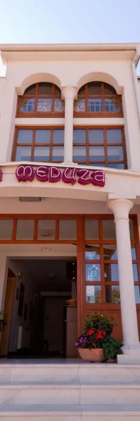 HOTEL MEDUZA，位于比奥格勒·纳·莫鲁的酒店