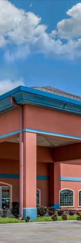 Quality Inn & Suites at The Outlets Mercedes-Weslaco，位于梅赛德斯的酒店