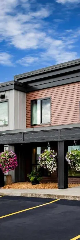 Days Inn & Suites by Wyndham Duluth by the Mall，位于德卢斯的酒店