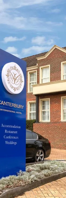 Canterbury International Hotel，位于Forest Hill的酒店