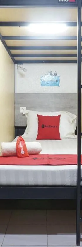 RedDoorz Hostel @ Borobudur Street，位于Blimbing的酒店