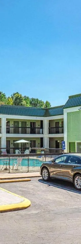 Quality Inn & Suites near Six Flags - Austell，位于奥斯特的酒店
