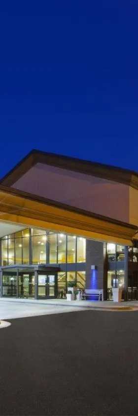 Holiday Inn Express Detroit-Warren/General Motors Technology Center by IHG，位于沃伦的酒店