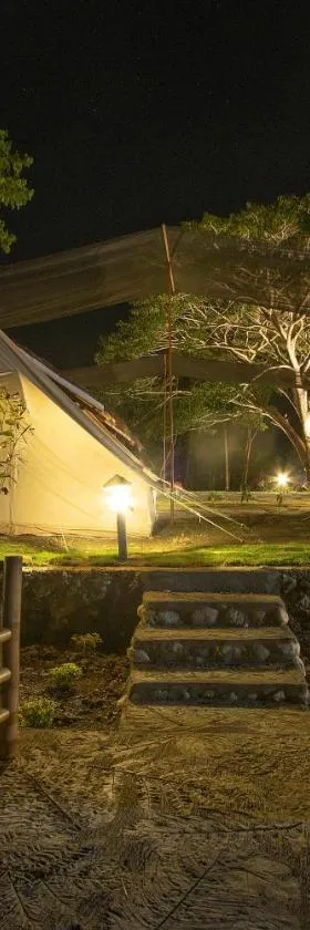 The Acacia Glamping Park，位于Carmen的酒店