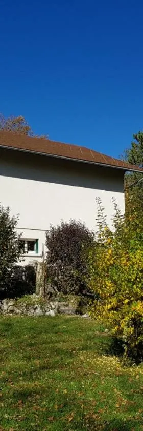 Gîte grande capacité au calme circuit Cascades du Hérisson，位于Bonlieu的酒店
