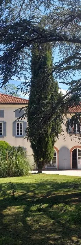 Chez Celine et Philippe Chambre atelier dans propriété de charme avec piscine，位于Le Fossat的酒店