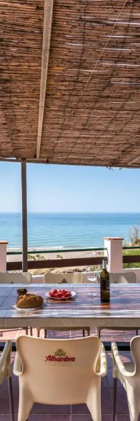 Casa del Pipa con vistas al mar，位于贝纳哈拉菲的酒店