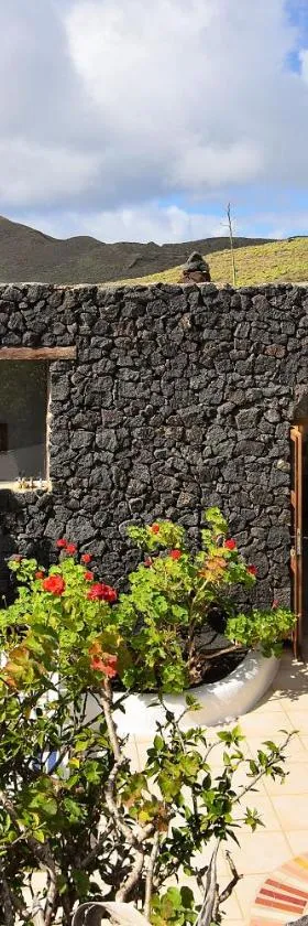 La Bodega - House on volcano with a piano，位于阿里亚的酒店