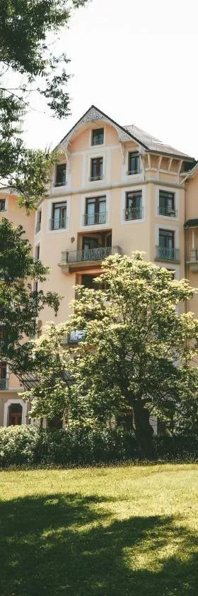 法国之地 - 锦绣公寓式酒店，位于阿勒瓦尔的酒店
