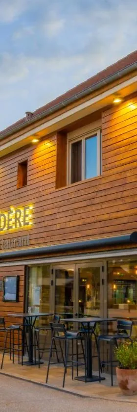 Logis Hôtels - Le Belvédère - Hôtel 2 étoiles et Restaurant，位于罗卡马杜尔的酒店